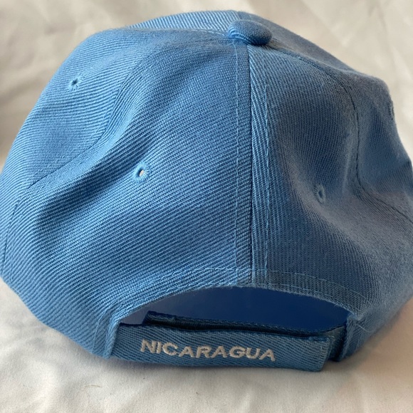 Parrot Hat - Picture 3 of 3